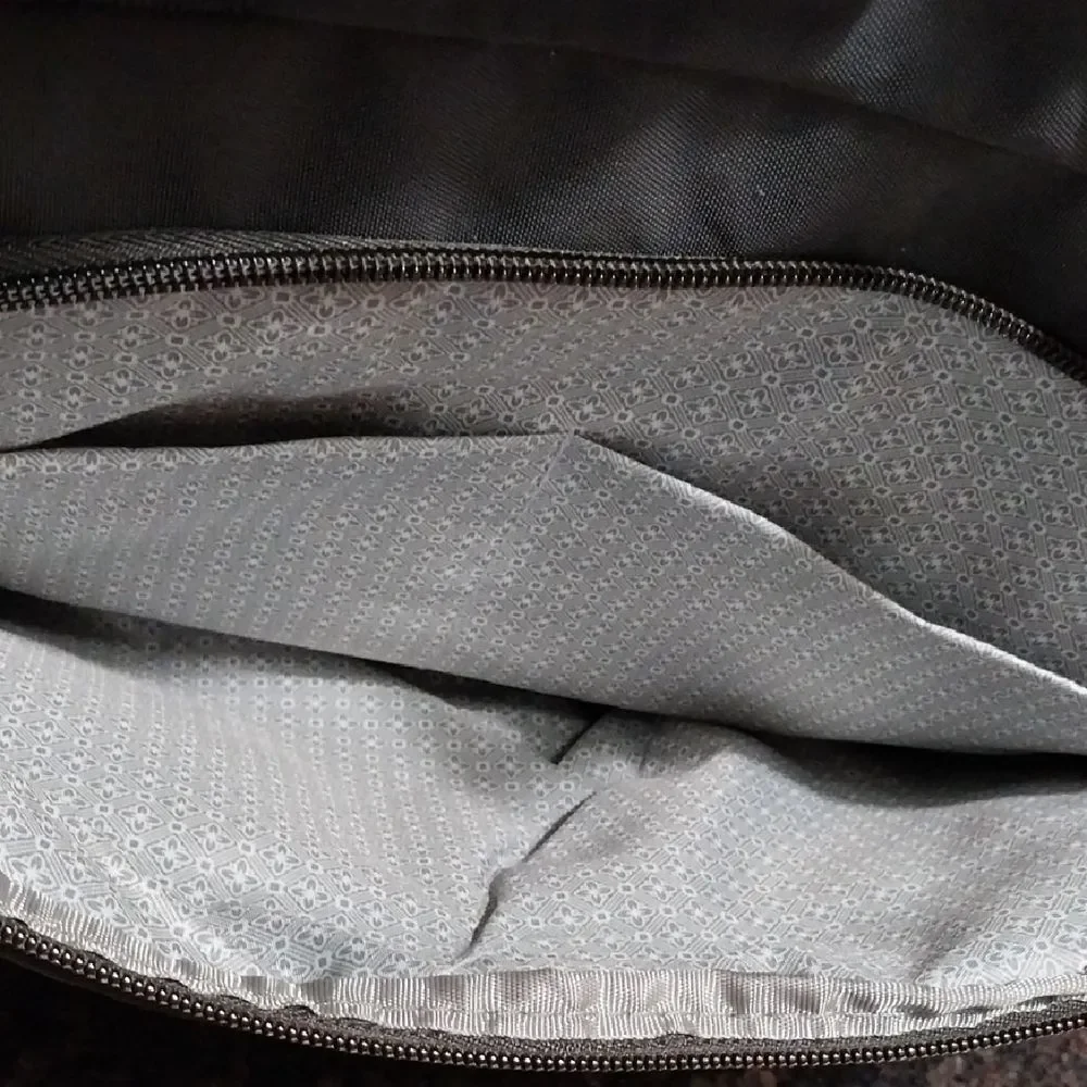 UNISEX Travelon Charcoal Messenger Bag .....NEW